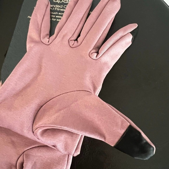 Apana Extended Cuff gloves with Watch/Fitness Tracker Window - Picture 5 of 5